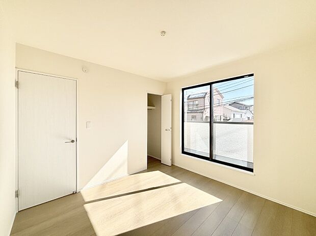 バルコニーが開放感をプラスしてくれる洋室