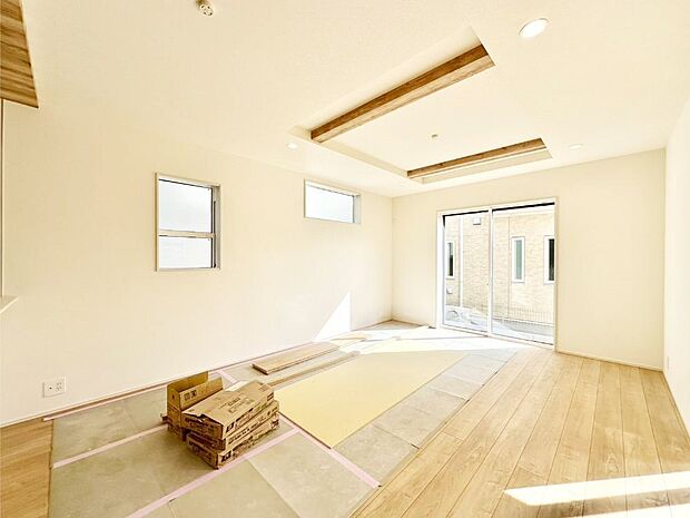 大きな窓からたっぷりの陽光と風を感じられるリビング