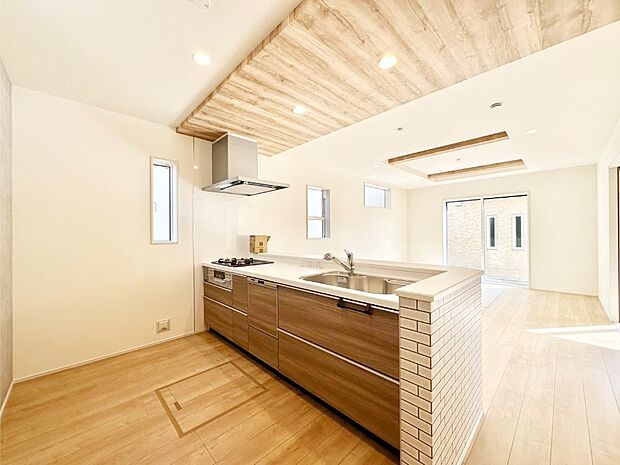 料理をしながらご家族との会話を楽しめる対面カウンターキッチン