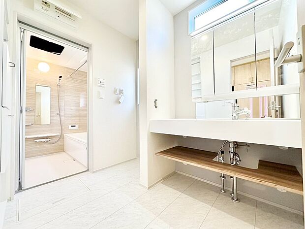 清潔感ある洗面化粧室で朝の身支度も快適