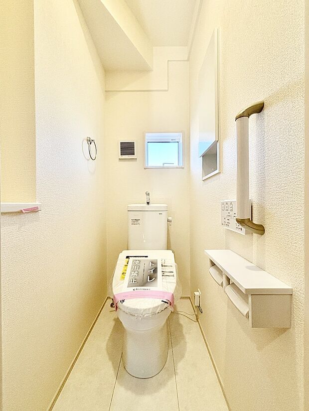 明るく清潔感のあるトイレです。