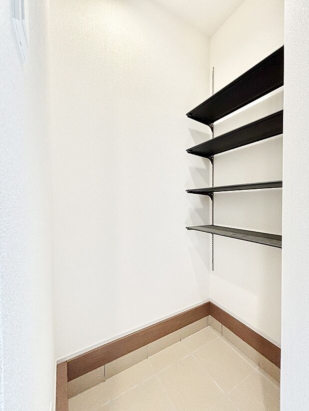 ベビーカーやアウトドア用品もスッキリ収納できる土間収納付きです。