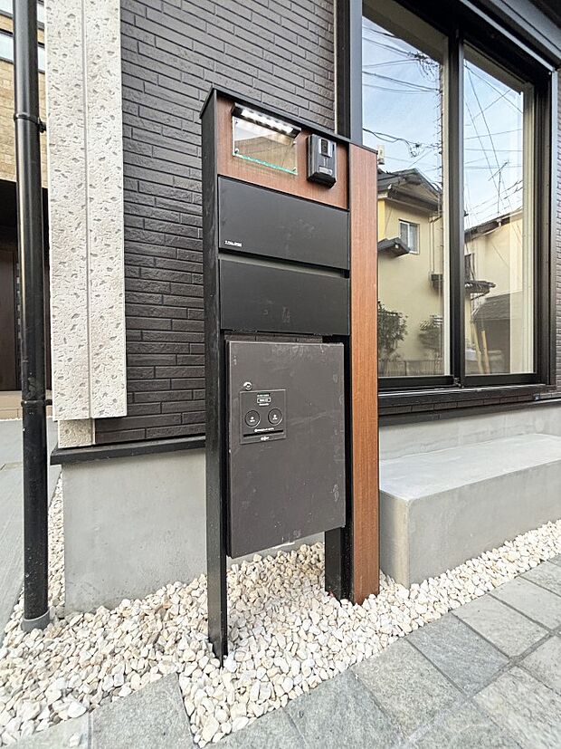 シンプルデザインのポスト。