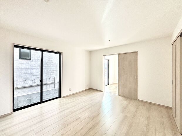 明るい陽光が注ぎ、寛ぎの雰囲気に満たされるリビング・ダイニング。 