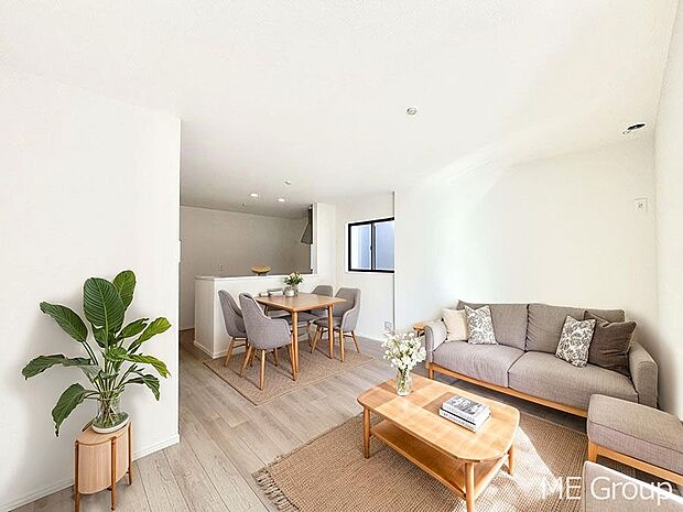 ご家族の賑やかな話し声で包まれる明るいリビング ※家具はCGです