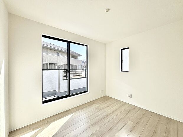 2面採光で気持ちよく自然光が取り入れられるのでお子様のお部屋にもピッタリ