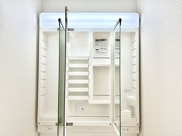 三面鏡の裏に、化粧品や衛生用品などを収納可能。洗面台をすっきりと保ちます!