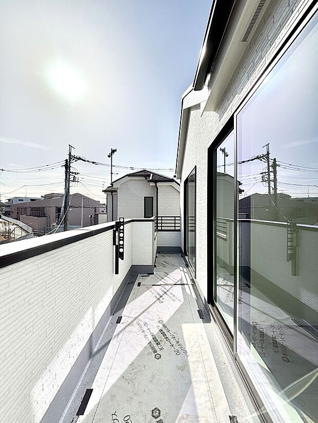 暖かな陽光が降り注ぐバルコニーはお洗濯におすすめ。爽やかな風も心地よいです。 