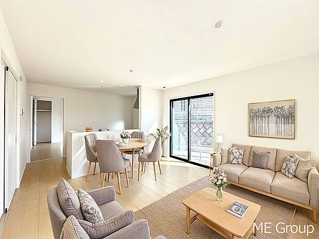 ご家族の賑やかな話し声で包まれる明るいリビング ※家具はCGです