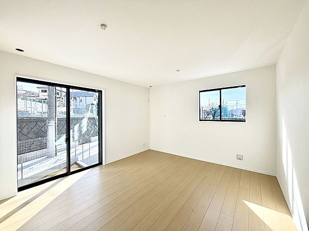 大きな窓からたっぷりの陽光と風を感じられるリビング  