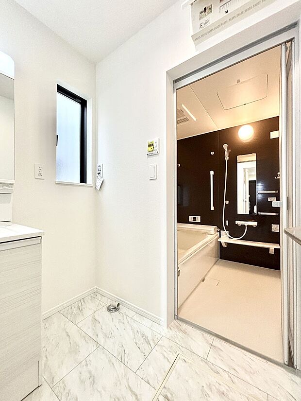 明るい洗面所は毎朝の身支度も楽しくできちゃいそうです。