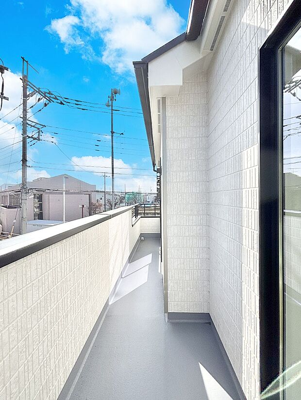 暖かな陽光が降り注ぐバルコニーはお洗濯におすすめ。爽やかな風も心地よいです。 