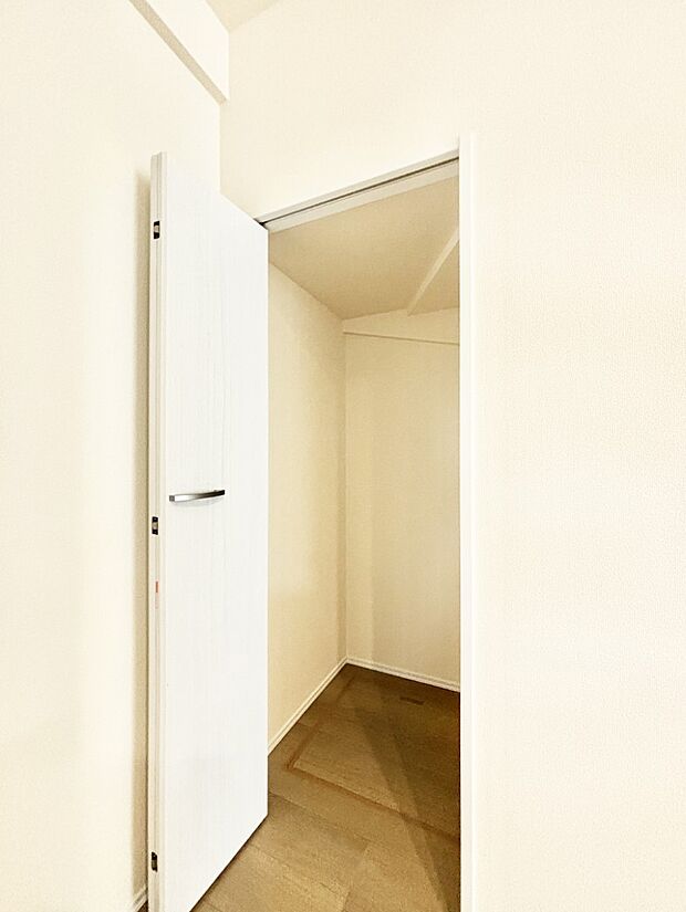 キッチン横収納。食器や食材のストックはもちろん、日用品の収納など使い方はいろいろ