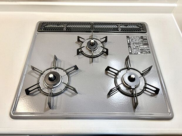 ガスコンロはSiセンサー搭載。火力調節や焦げ付き・消し忘れも防いでくれます。