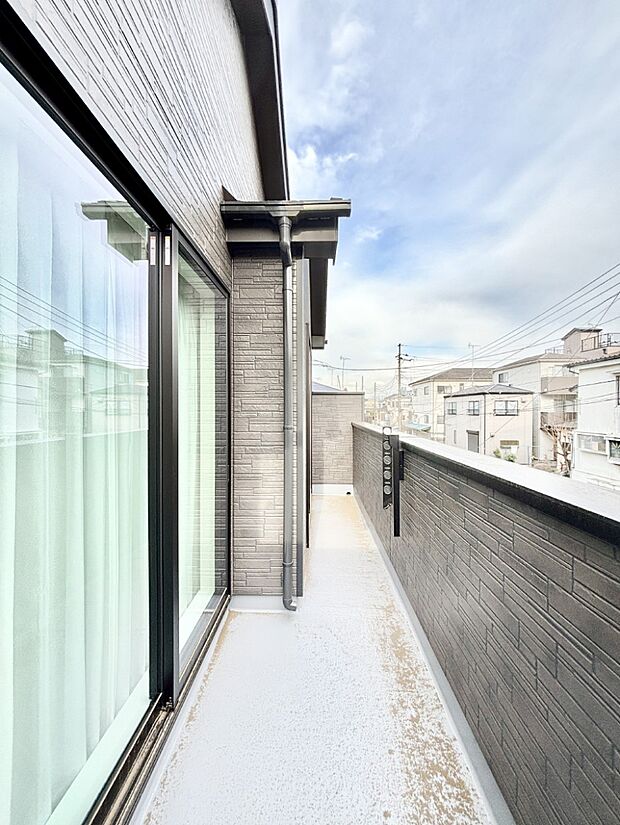 暖かな陽光が降り注ぐバルコニーはお洗濯におすすめ。爽やかな風も心地よいです。