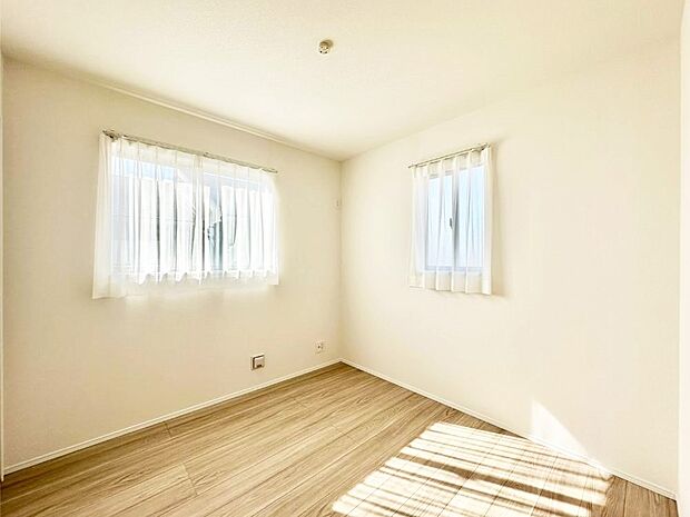 窓からのやさしい光が心地よいプライベートルーム