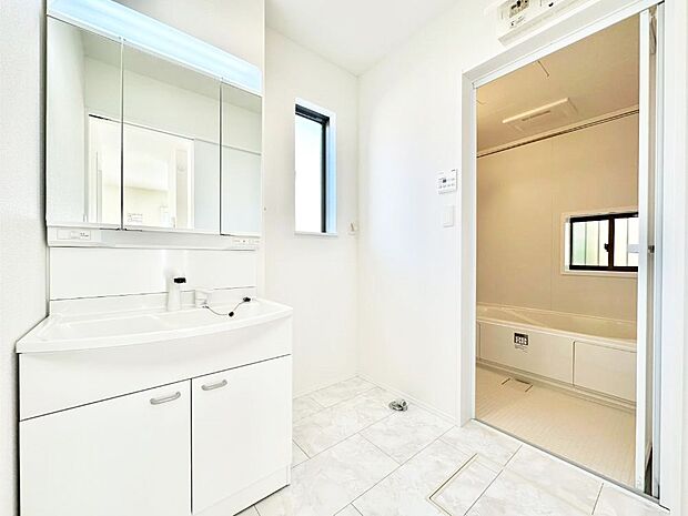 清潔感ある洗面化粧室で朝の身支度も快適