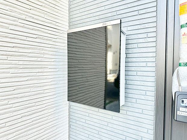 シンプルなデザインのポスト