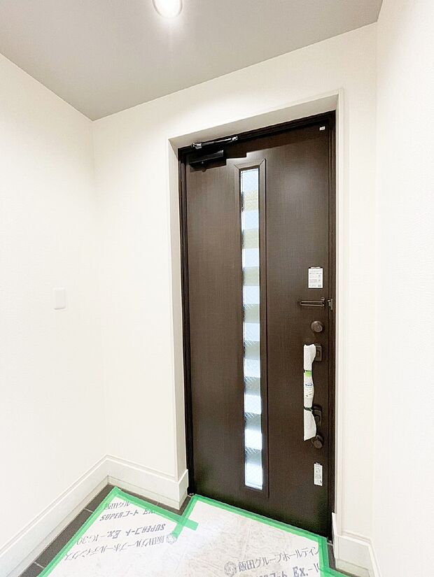 ガラススリットの入った玄関ドアが室内に光を届けてくれます