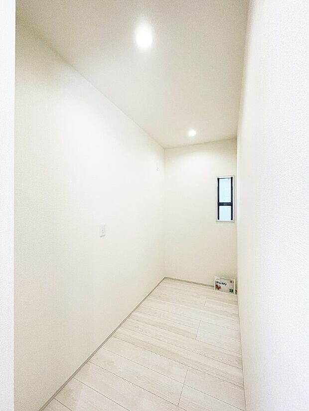 食品のストックや調理器具の保管に便利なパントリー