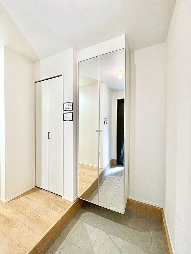 ミラー付きシューズボックスはお出かけ前の身だしなみチェックに便利