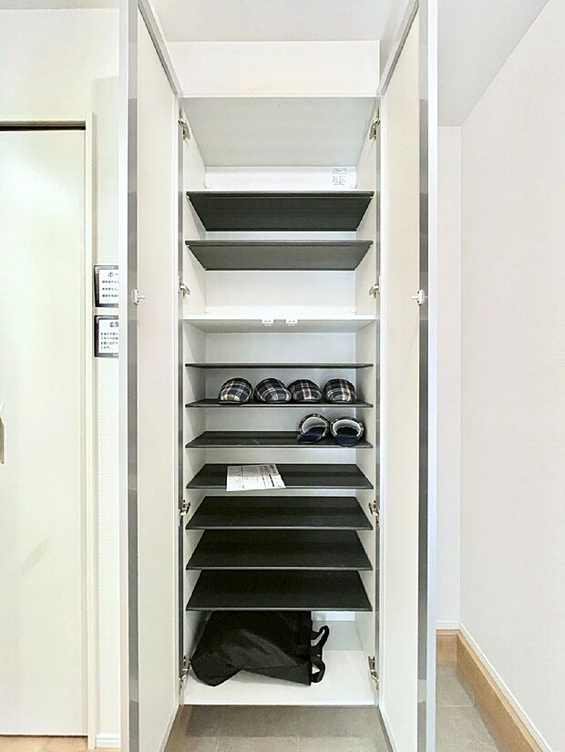 たっぷり収納できるシューズボックス。