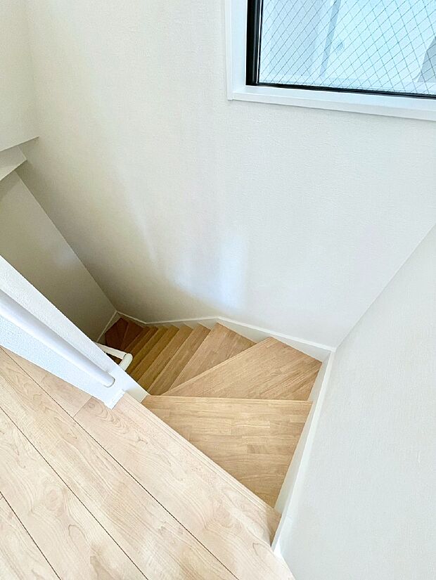 安全性を考慮し階段には手すりを設置しています