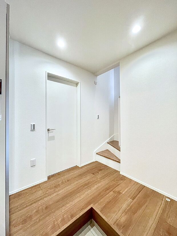 明るい玄関はお客様をお出迎えするのにぴったりです！ 