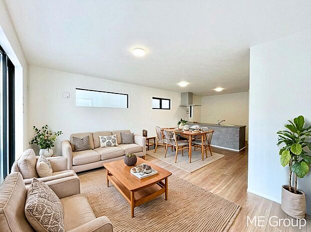 ご家族の賑やかな話し声で包まれる明るいリビング  ※家具はCGです