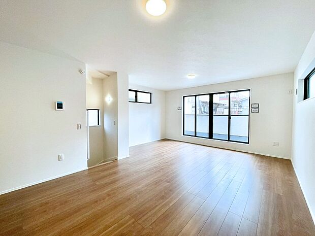 大きな窓からたっぷりの陽光と風を感じられるリビング