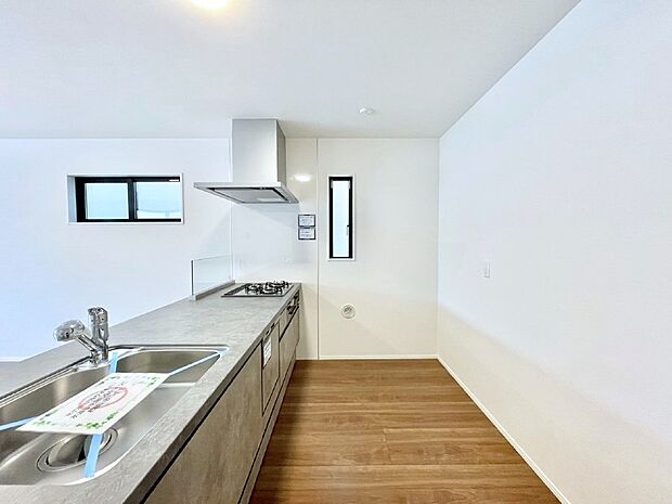 爽やかな風が通り抜けるキッチン。窓があるので明るく換気にも役立ちます。