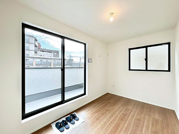 明るいバルコニーサイドに洋室を設置。目覚めの良い寝室に。 