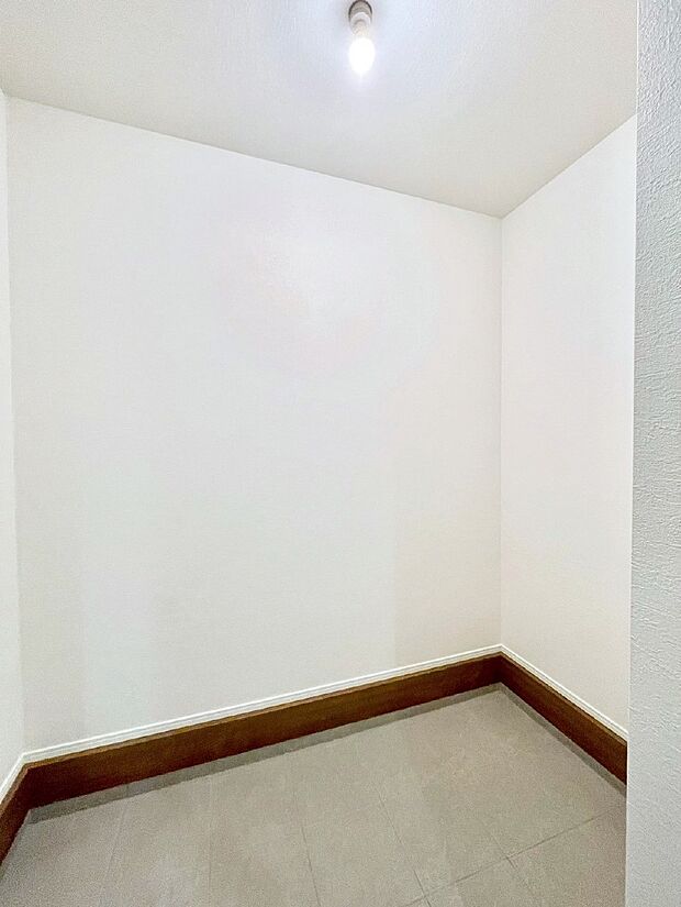 ベビーカーやアウトドア用品もスッキリ収納できる土間収納付きです。