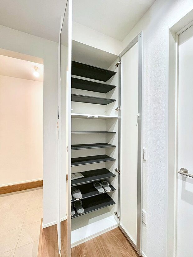 たっぷり収納できるシューズボックス。