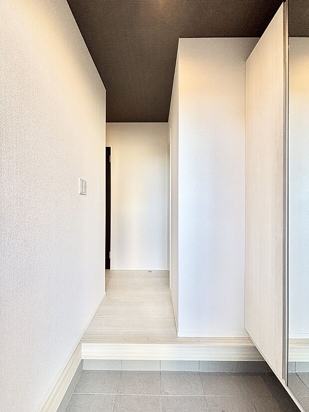 明るい玄関はお客様をお出迎えするのにぴったりです！ 