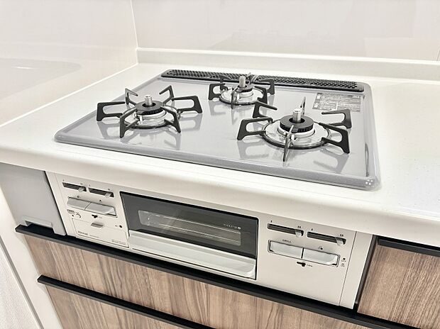 ガスコンロはＳｉセンサー搭載。火力調節や焦げ付き・消し忘れも防いでくれます。