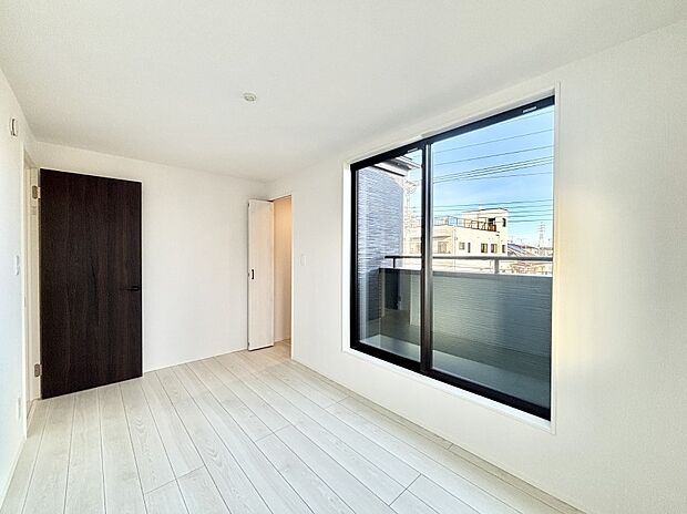 明るいバルコニーサイドに洋室を設置。目覚めの良い寝室に。 