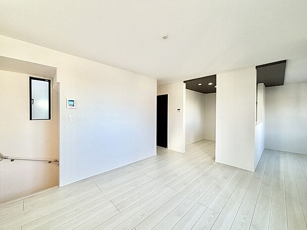 内装「ただいま」「おかえり」家族とのコミュニケーションが深まるリビングイン階段があります。 