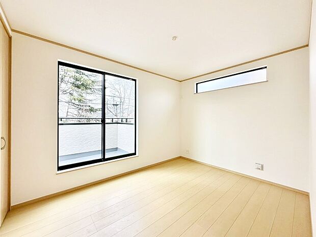 窓からのやさしい光が心地よいプライベートルーム