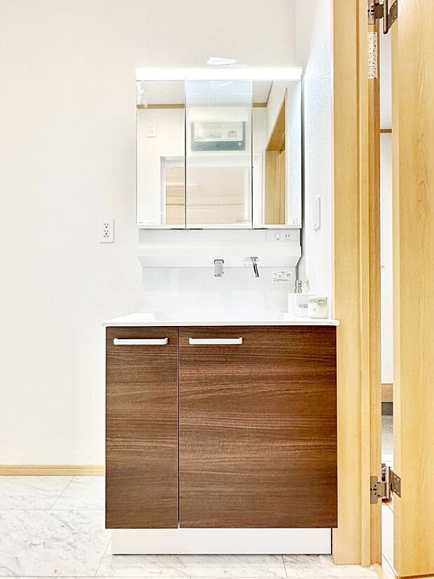 収納力と機能性に優れた洗面化粧台