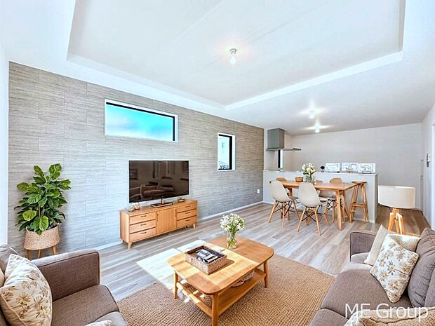 アクセントクロスがお洒落なリビング。家族でのんびりくつろげる広々スペース。 ※家具はCGです