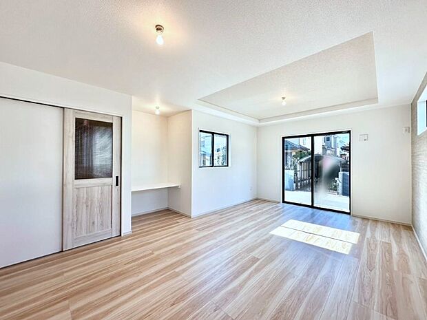 明るい陽光が注ぎ、寛ぎの雰囲気に満たされるリビング・ダイニング。 