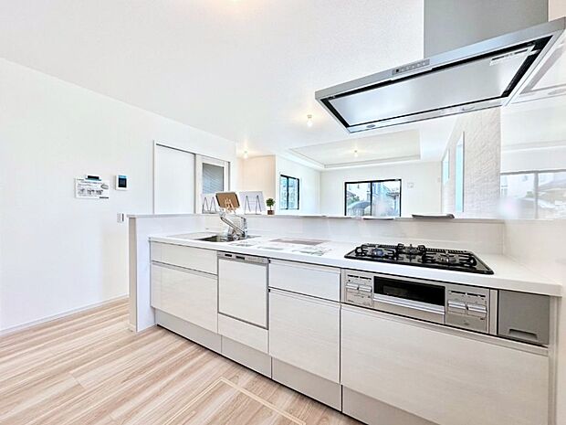 食洗機・浄水器・3ツ口コンロなどデザイン性も機能性も兼ね備えたシステムキッチン！