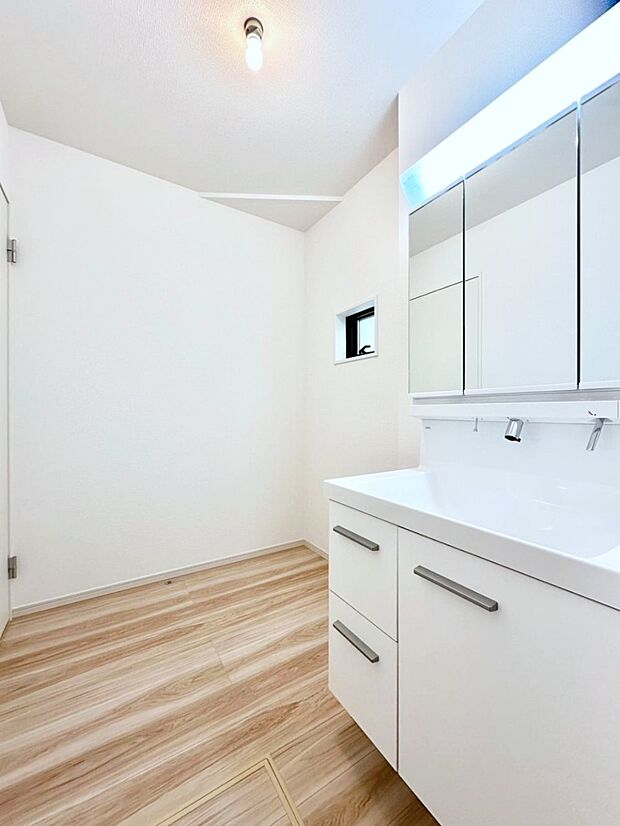 清潔感のある快適空間です。毎日の身支度も気持ち良くお使い頂けます。