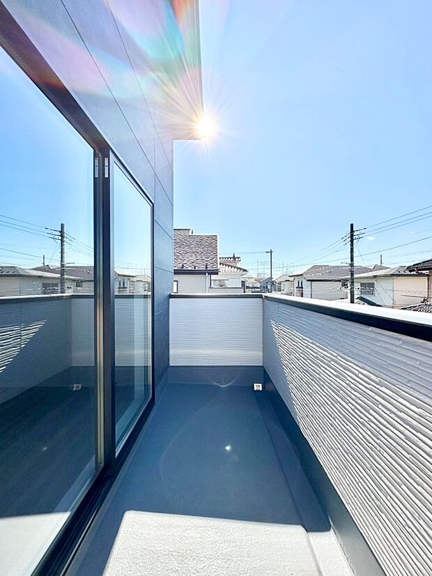 暖かな陽光が降り注ぐバルコニーはお洗濯におすすめ。爽やかな風も心地よいです。