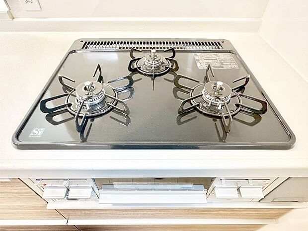 ガスコンロはSiセンサー搭載。火力調節や焦げ付き・消し忘れも防いでくれます。