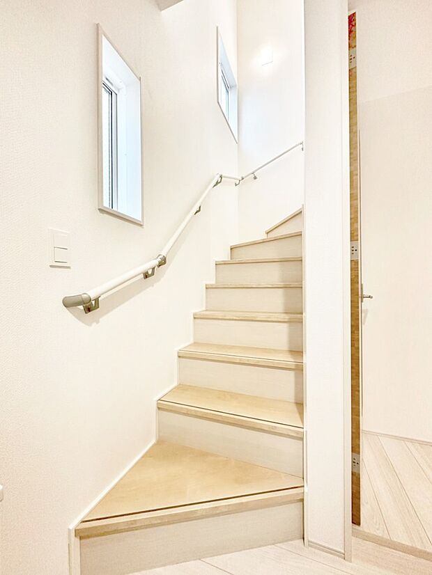 安全性を考慮し階段には手すりを設置しています