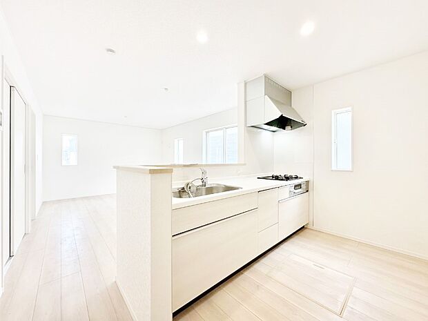 ご家族の会話弾む対面キッチン。お料理中のパパママもご家族と過ごす時間が増えそう!