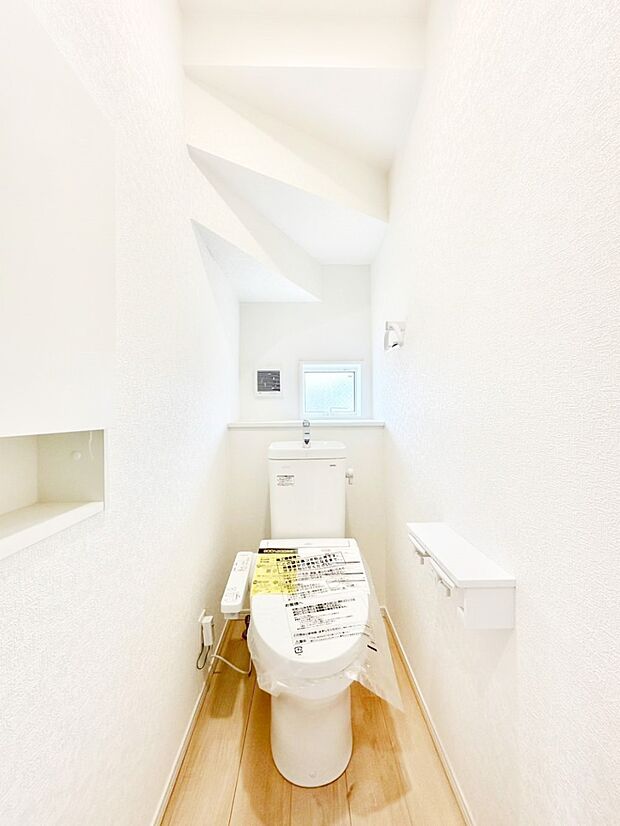 清潔感あるシャワートイレ。小窓から光が注ぎ込みます!