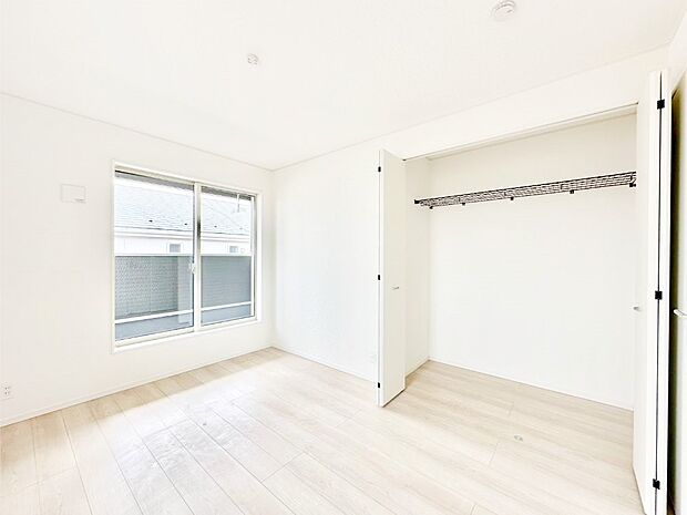 明るいバルコニーサイドに洋室を設置。目覚めの良い寝室に。